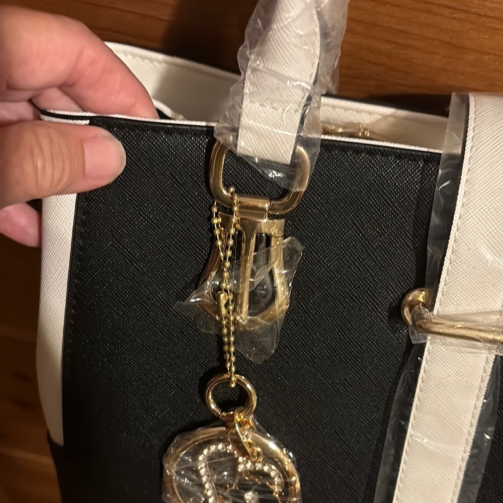 Elegant Black and White Handbag - Picture 2 of 4